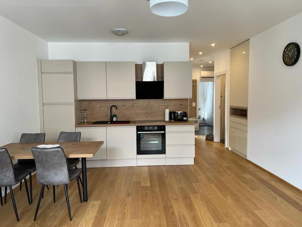 New Central Apartments Westbahnhof Βιέννη Εξωτερικό φωτογραφία